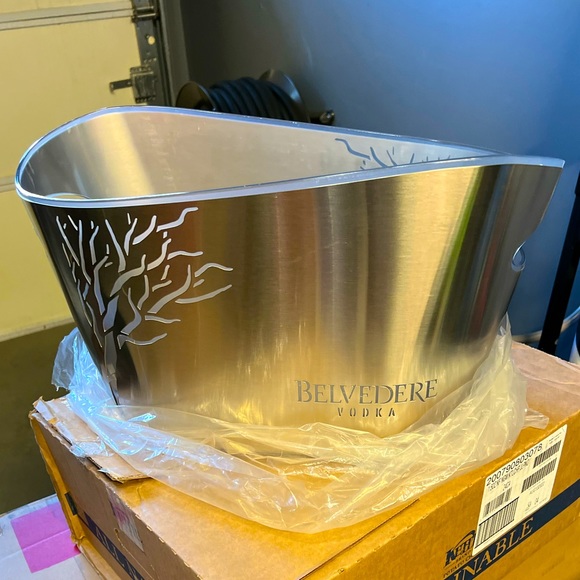 belvedere Other - NWT Multi Bottle Belvedere Light Up Ice Bucket
